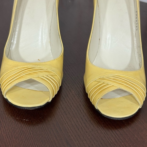 STUART WEITZMAN Yellow Patent Leather Peep-Toe 4” Heels Size 8 GUC - Picture 4 of 16